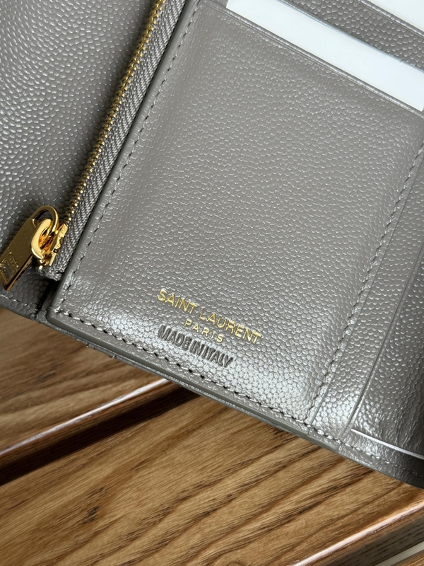 イヴサンローラン財布角部分ディテール